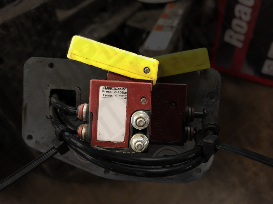 E|Q RP11-3-01646 MANUALLY ACTUATED VALVE - Black button instead of yellow